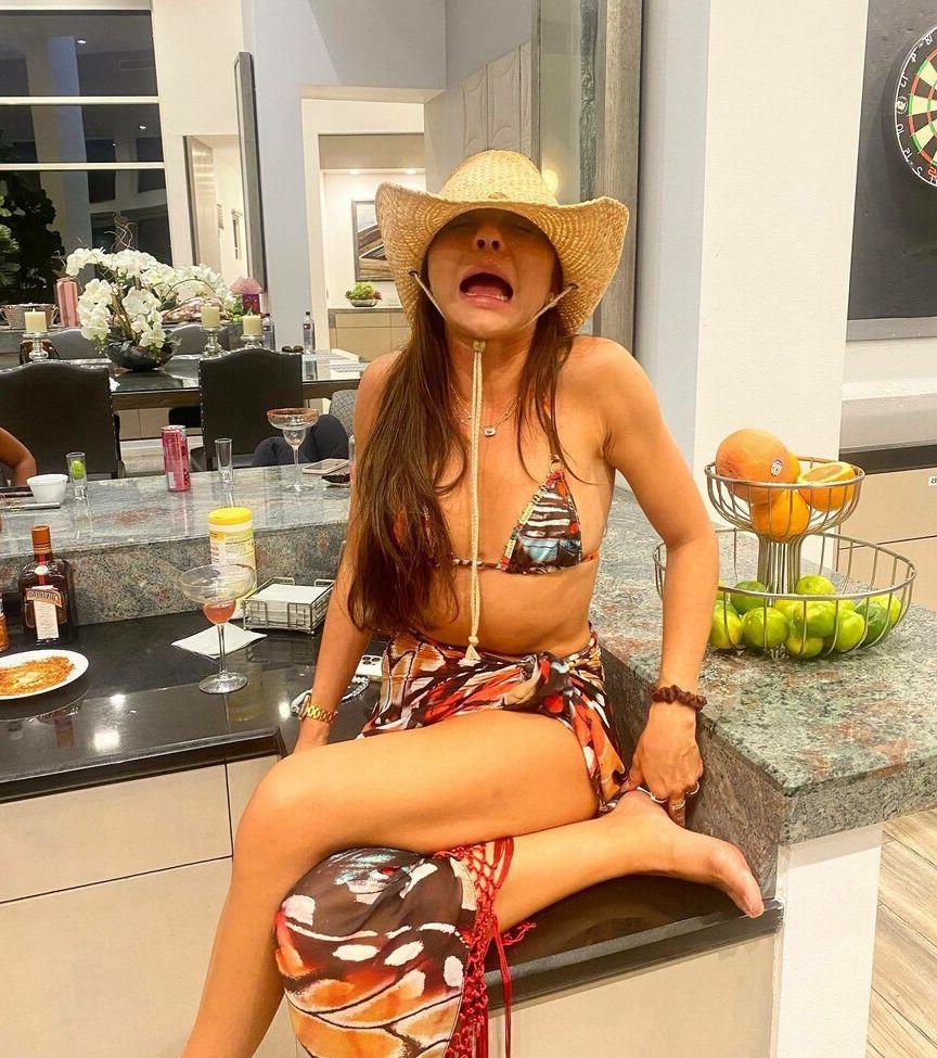25P Sarah Hyland nude