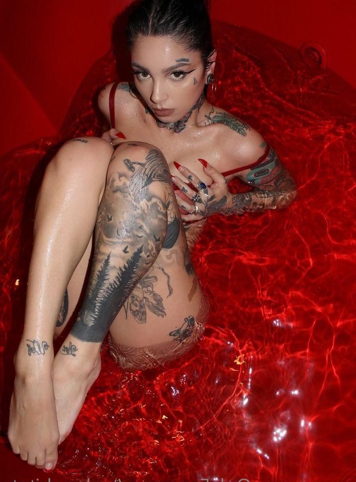 25P Taylor White nude