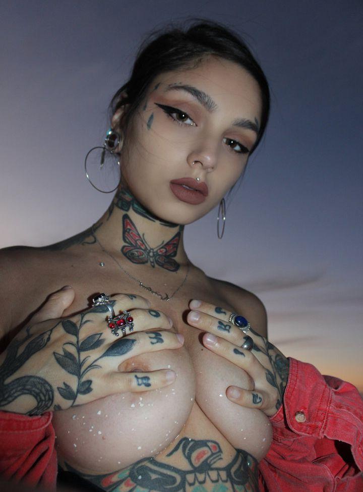25P Taylor White nude