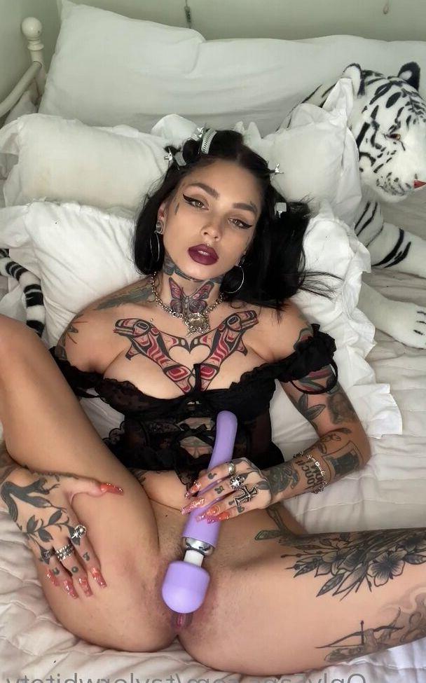 25P Taylor White nude