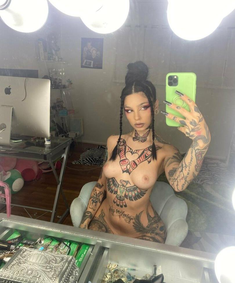 25P Taylor White nude