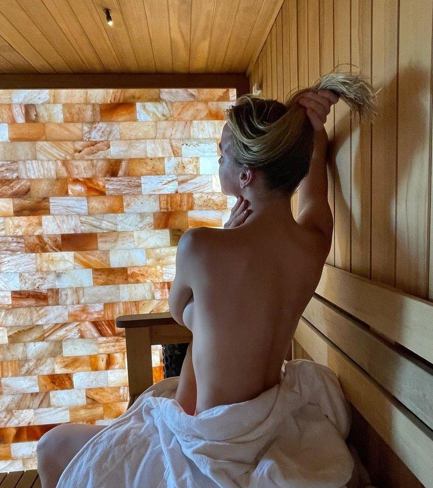 25P Emma Brooks nude