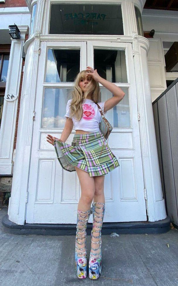 25P Sabrina Carpenter nude