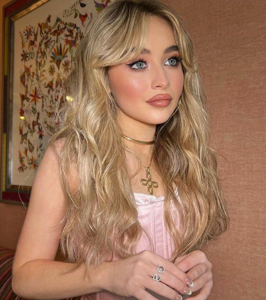 25P Sabrina Carpenter nude