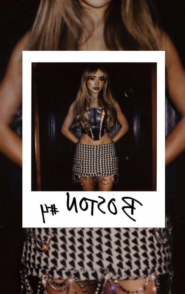 25P Sabrina Carpenter nude
