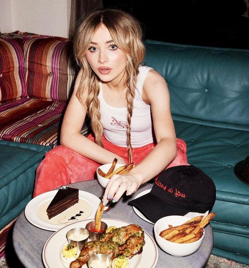 25P Sabrina Carpenter nude