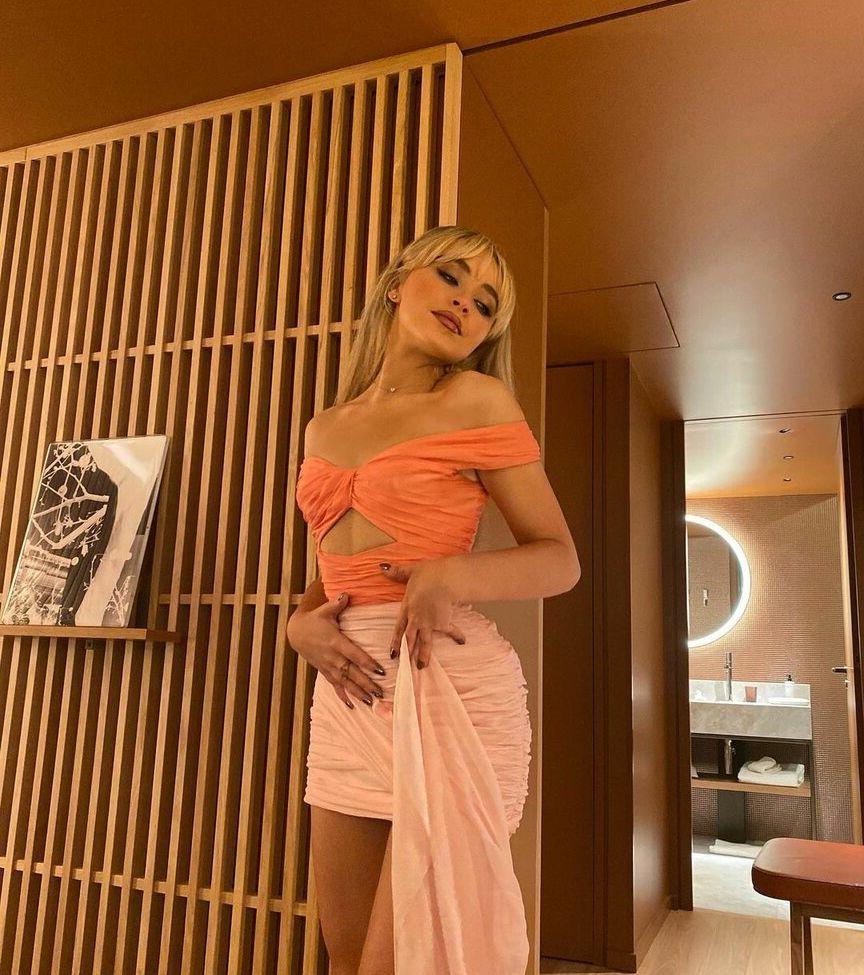 25P Sabrina Carpenter nude