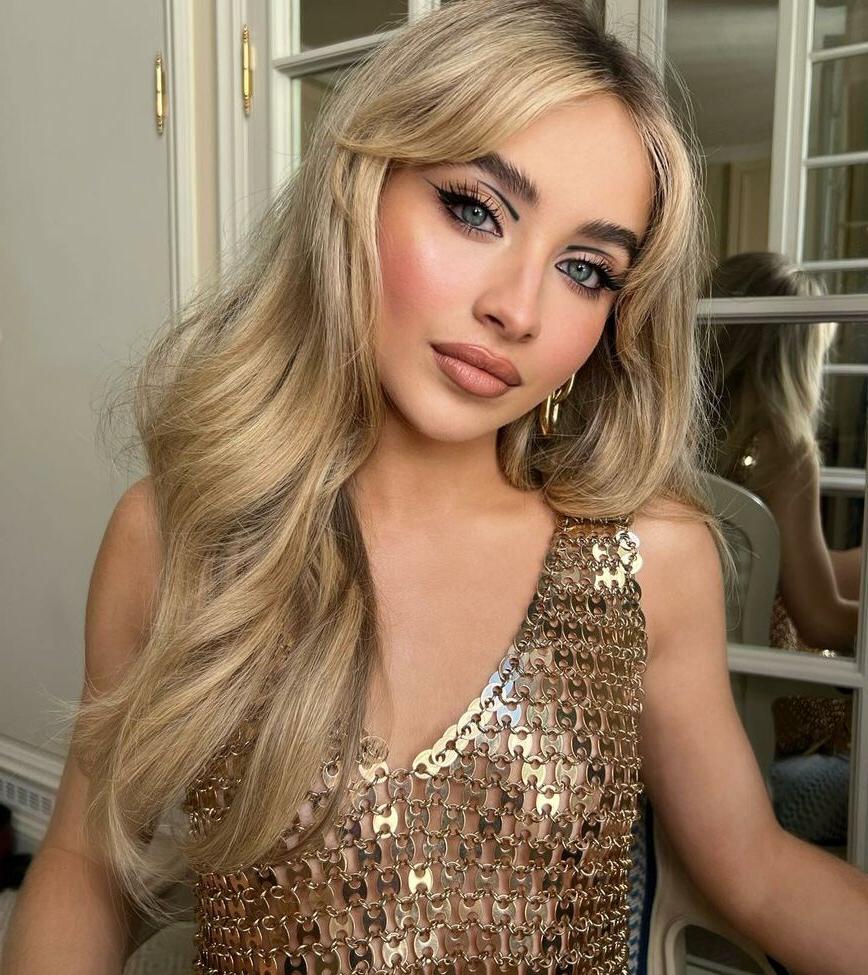 25P Sabrina Carpenter nude