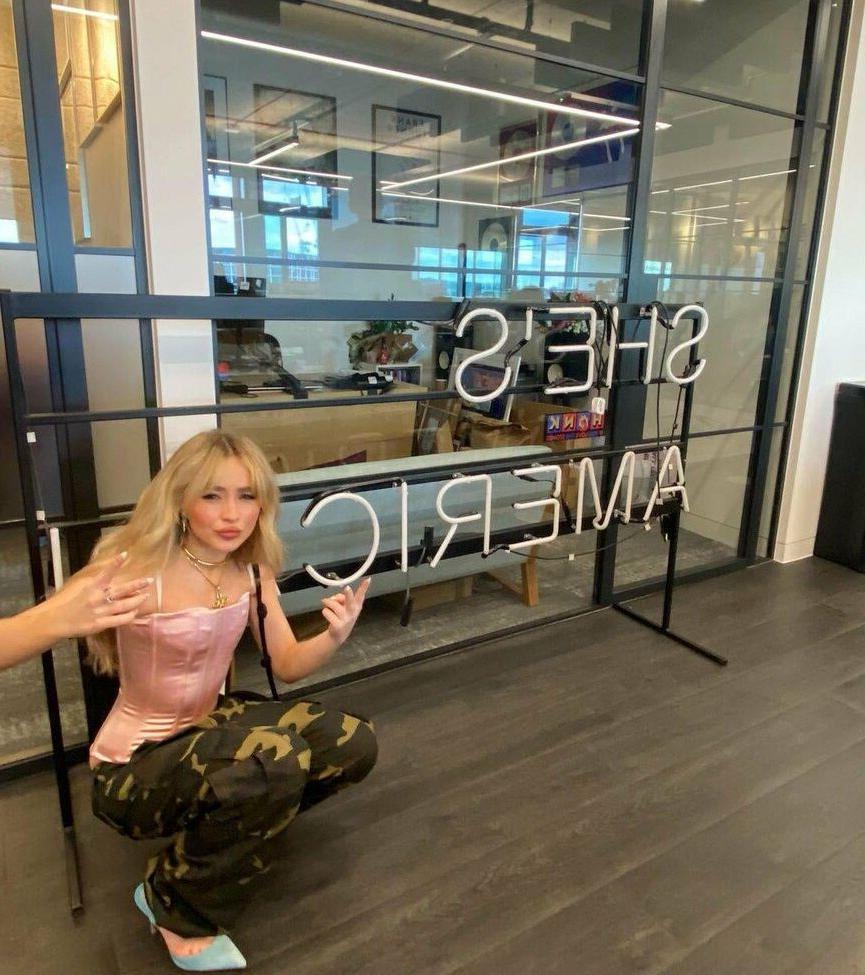 25P Sabrina Carpenter nude