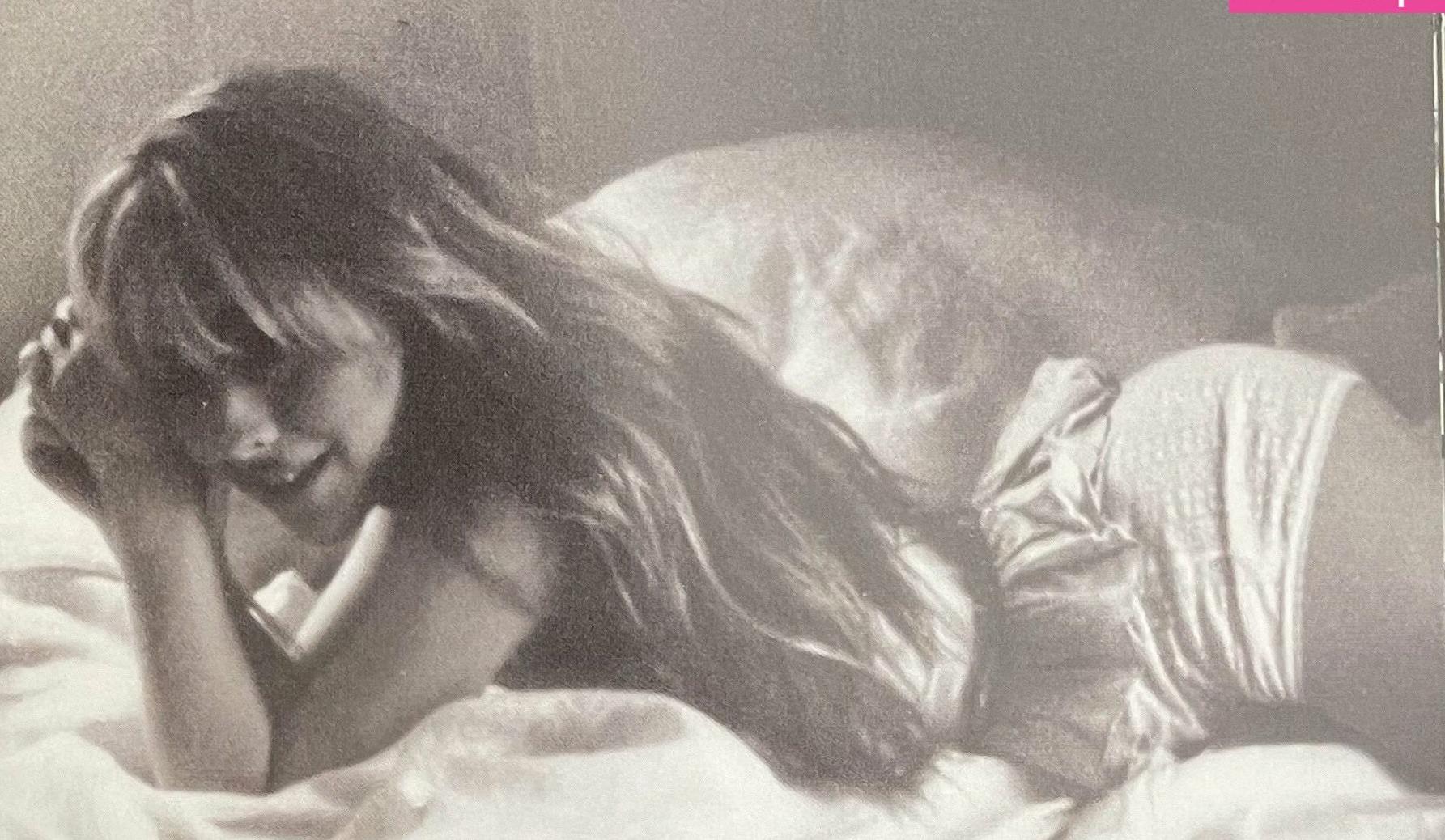 25P Sabrina Carpenter nude