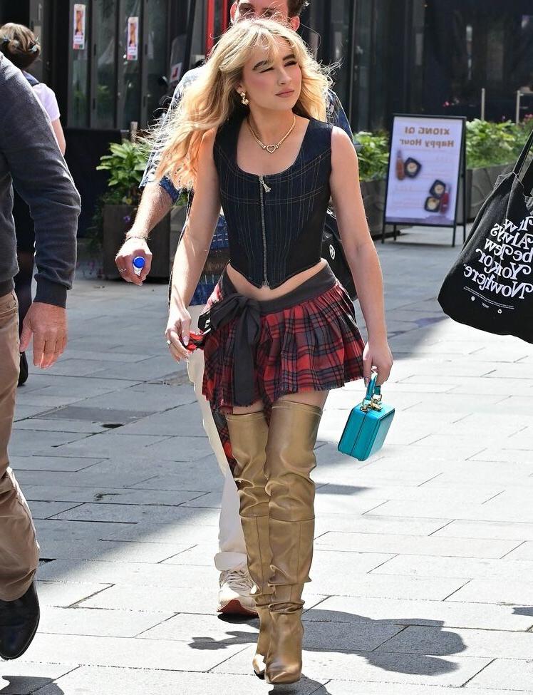 25P Sabrina Carpenter nude