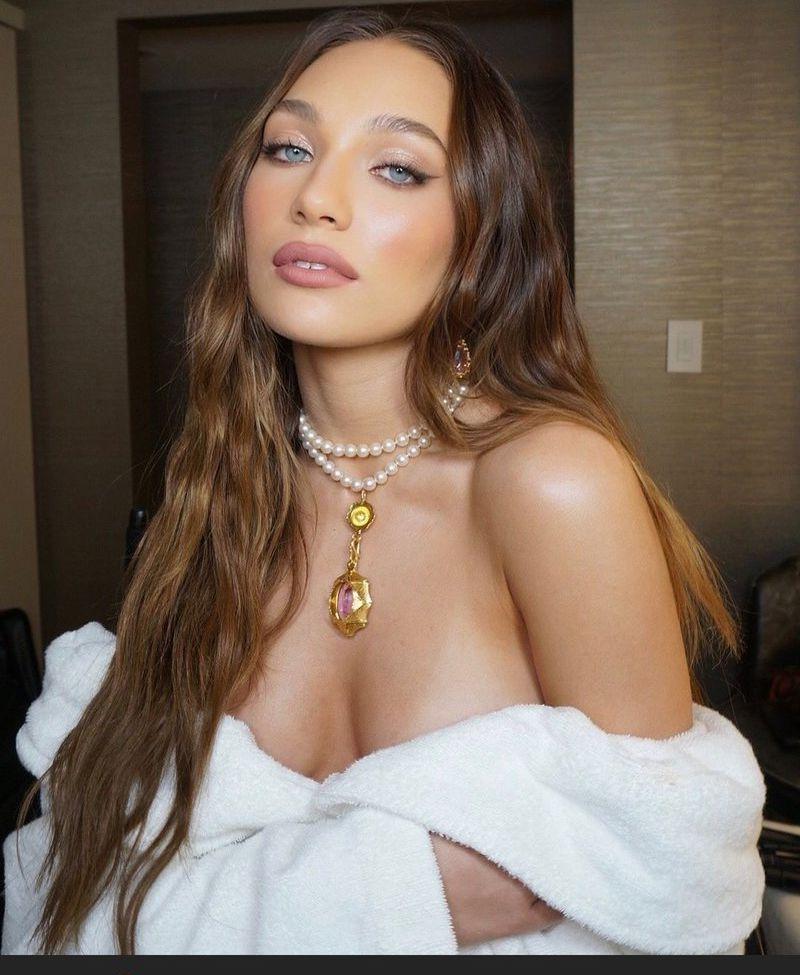 25P Maddie Ziegler nude