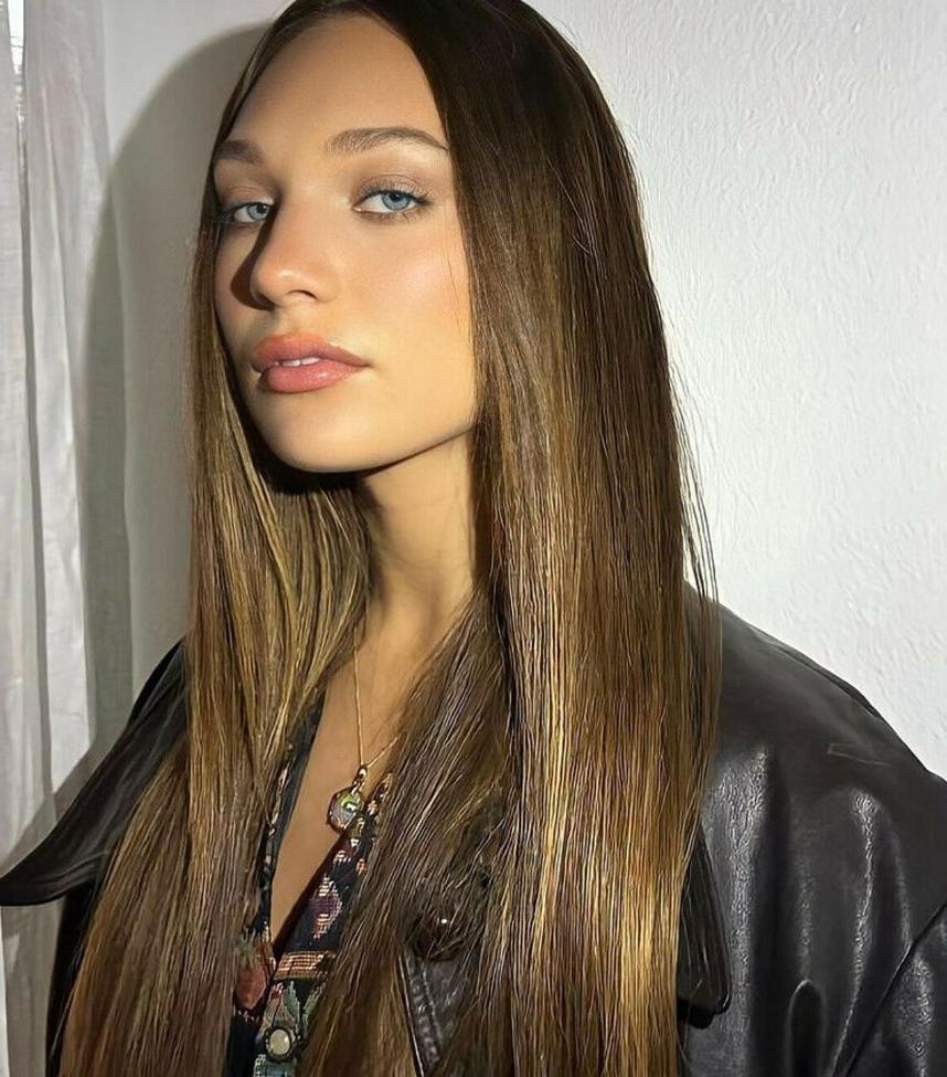 25P Maddie Ziegler nude