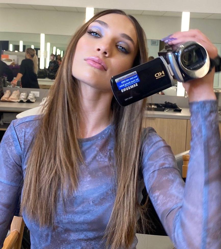 25P Maddie Ziegler nude