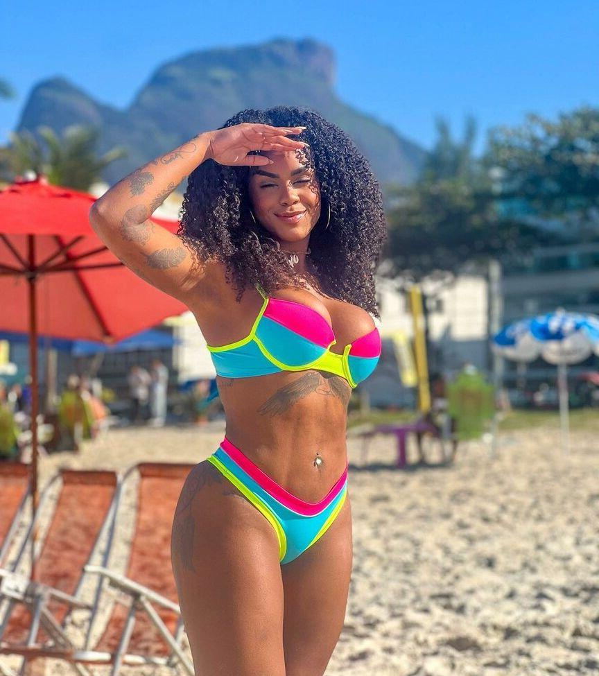 25P Lais Oliveira nude