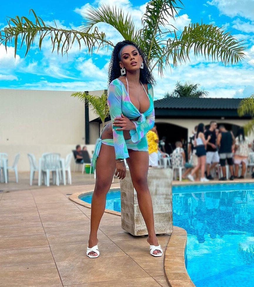 25P Lais Oliveira nude