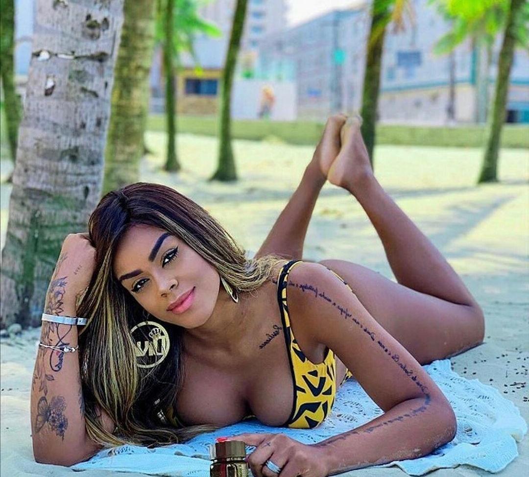 25P Lais Oliveira nude