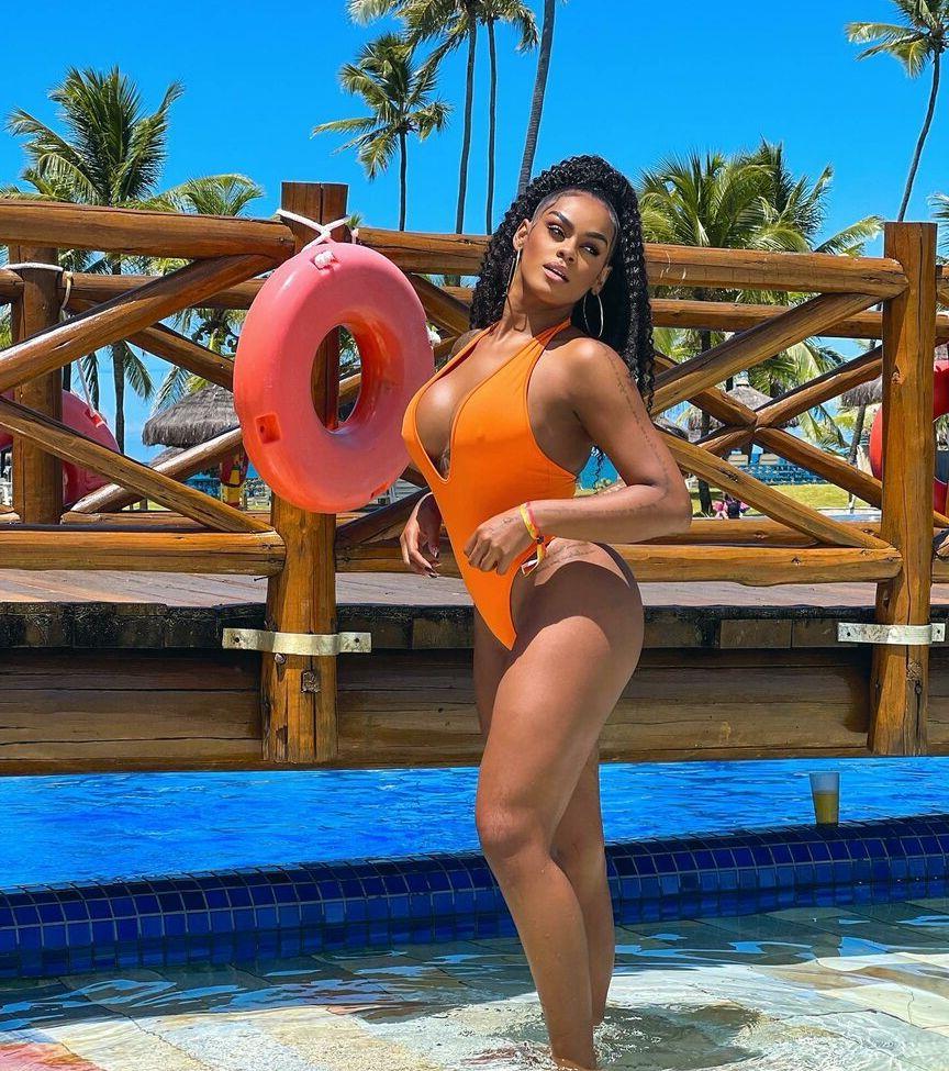 25P Lais Oliveira nude