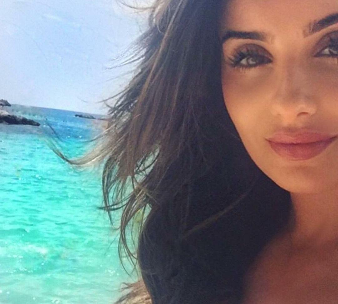 25P Mikaela Hoover nude
