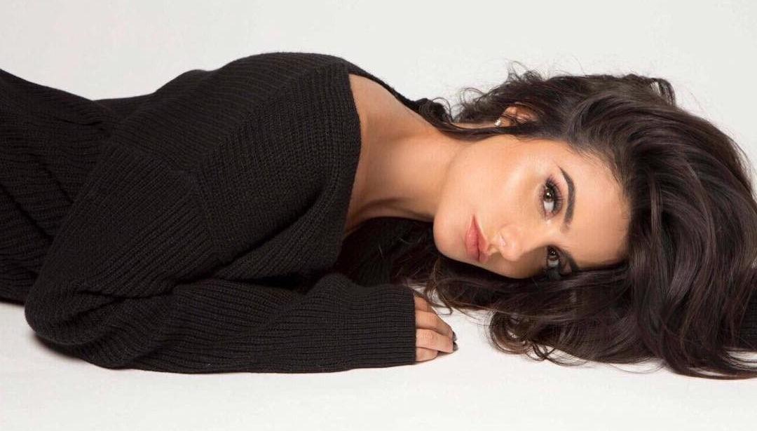 25P Mikaela Hoover nude