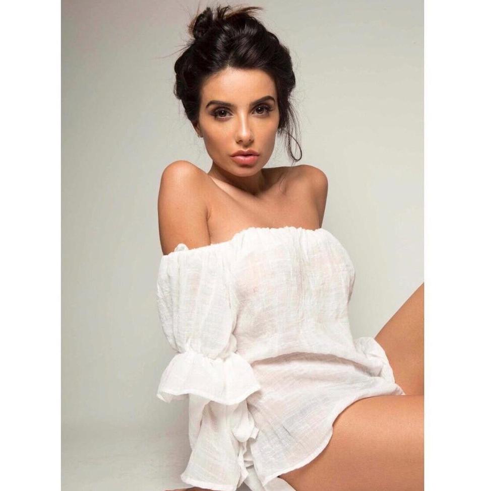 25P Mikaela Hoover nude