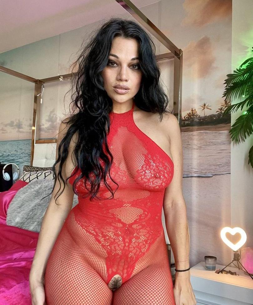 25P Mona Azar nude