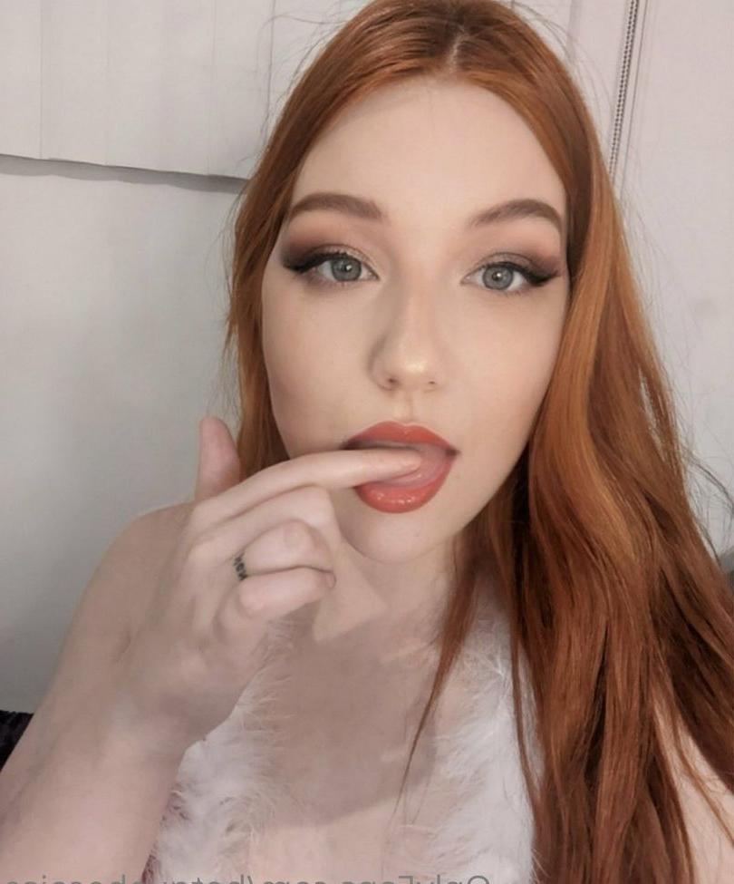 25P Delphine nude