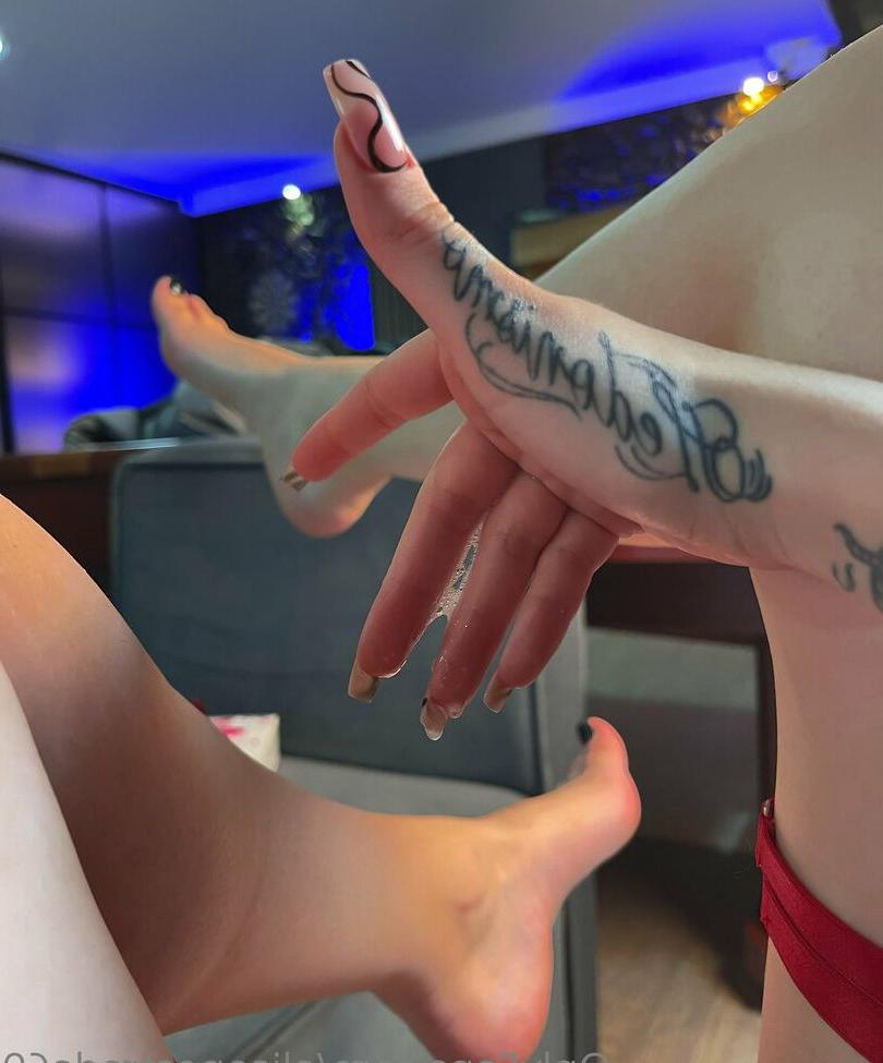 25P Alison Estrada nude
