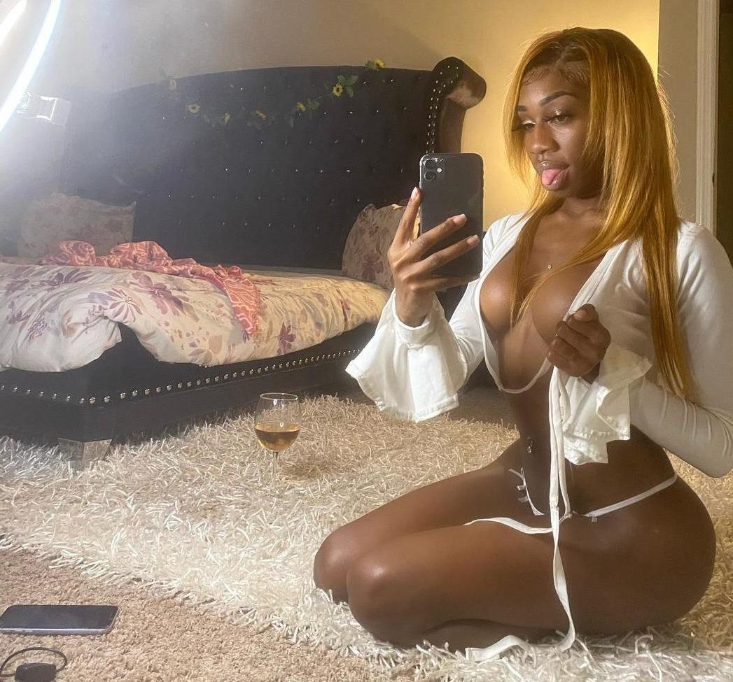 25P Pineapplepuci nude