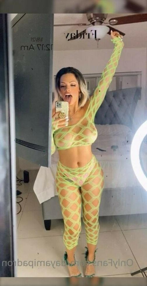 25P Dayami Padron nude