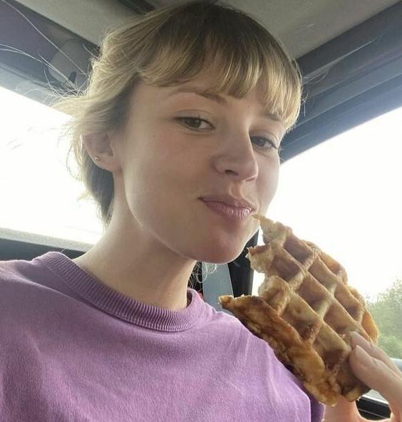 18P Angèle Van Laeken nude