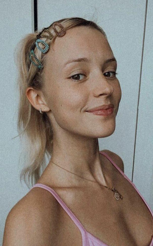 18P Angèle Van Laeken nude