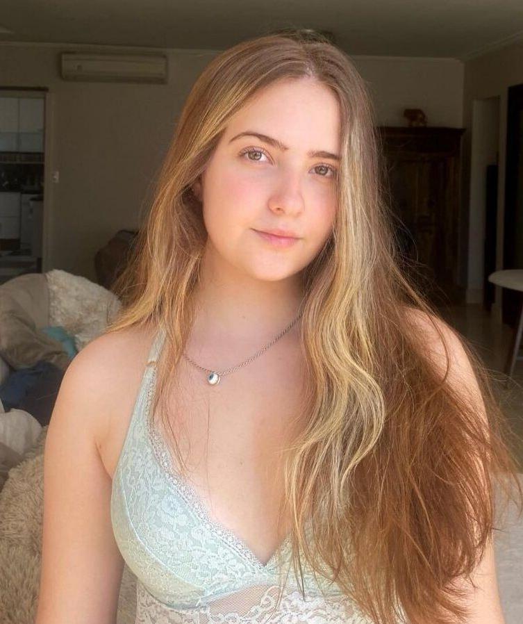 18P Camila Moroz nude
