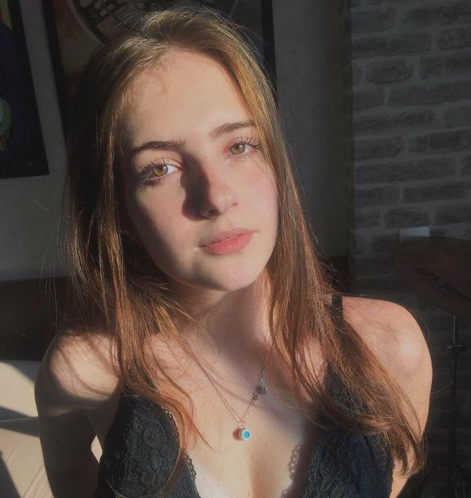 18P Camila Moroz nude
