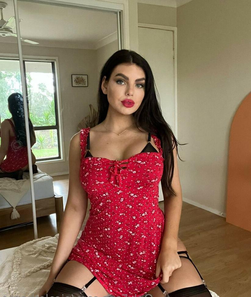 25P Nicole Thorne nude