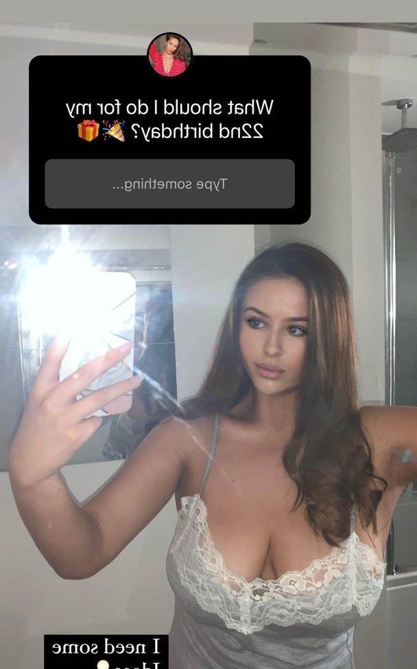 25P Simone Goodall nude
