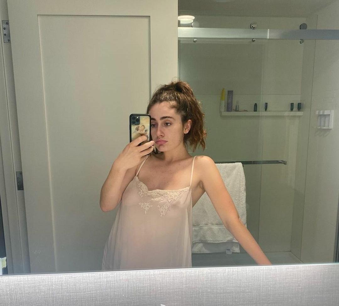 25P Rachel Anne Sennott nude