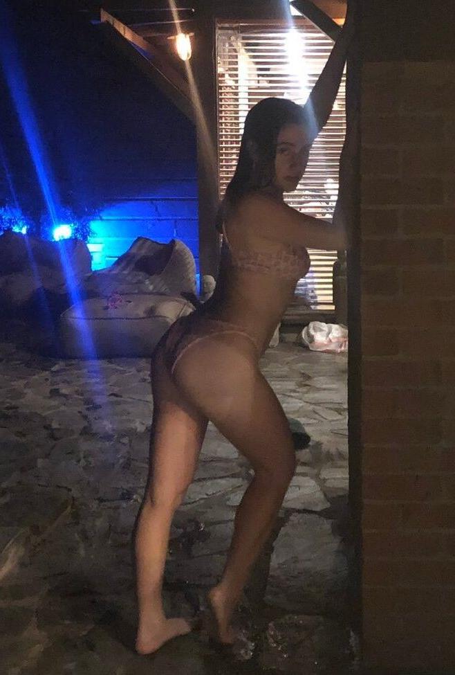 25P Rachel Anne Sennott nude