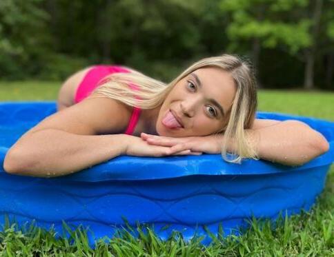 25P Natalie Decker nude
