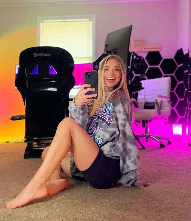 25P Natalie Decker nude