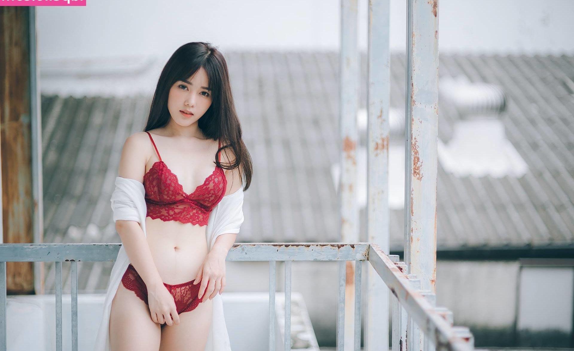 25P Kanlaya Sae-ngow nude