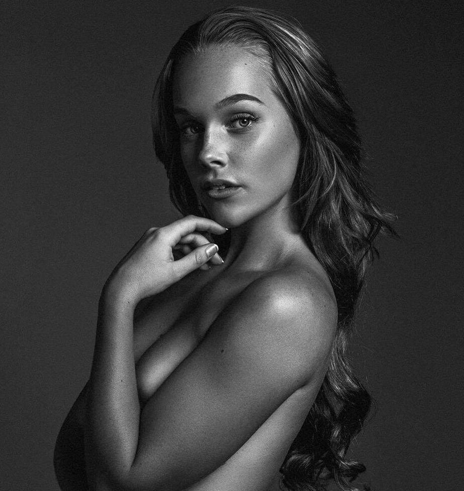 25P Estelle Berglin nude