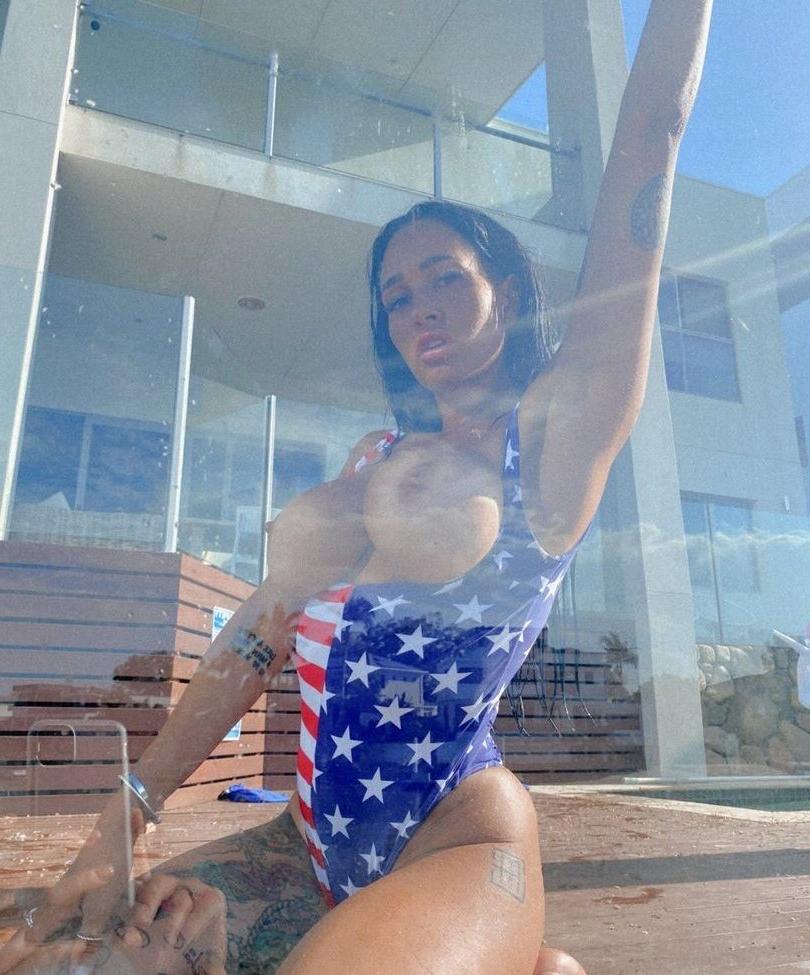 15P Danae Portelli nude