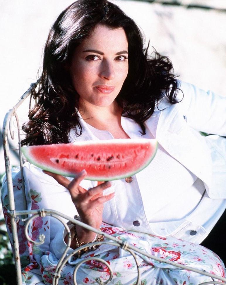 25P Nigella Lawson nude