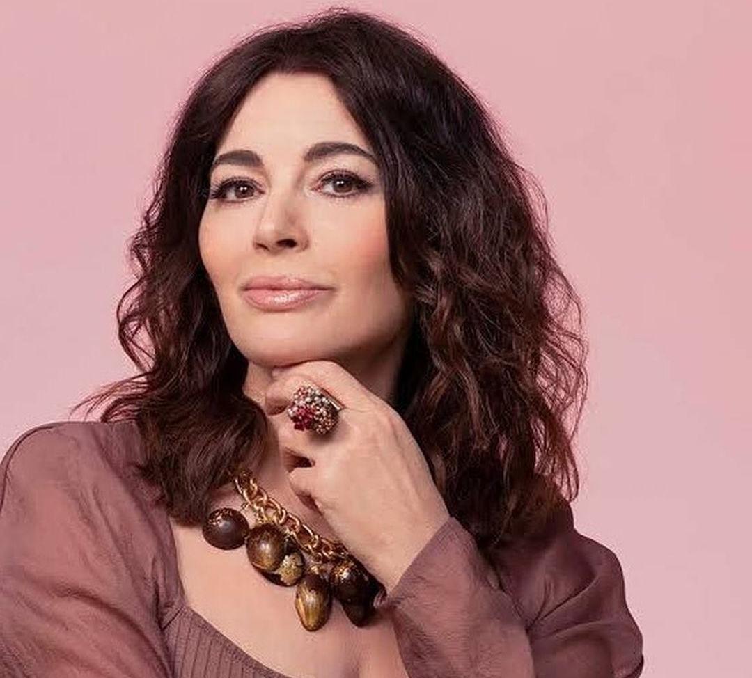 25P Nigella Lawson nude