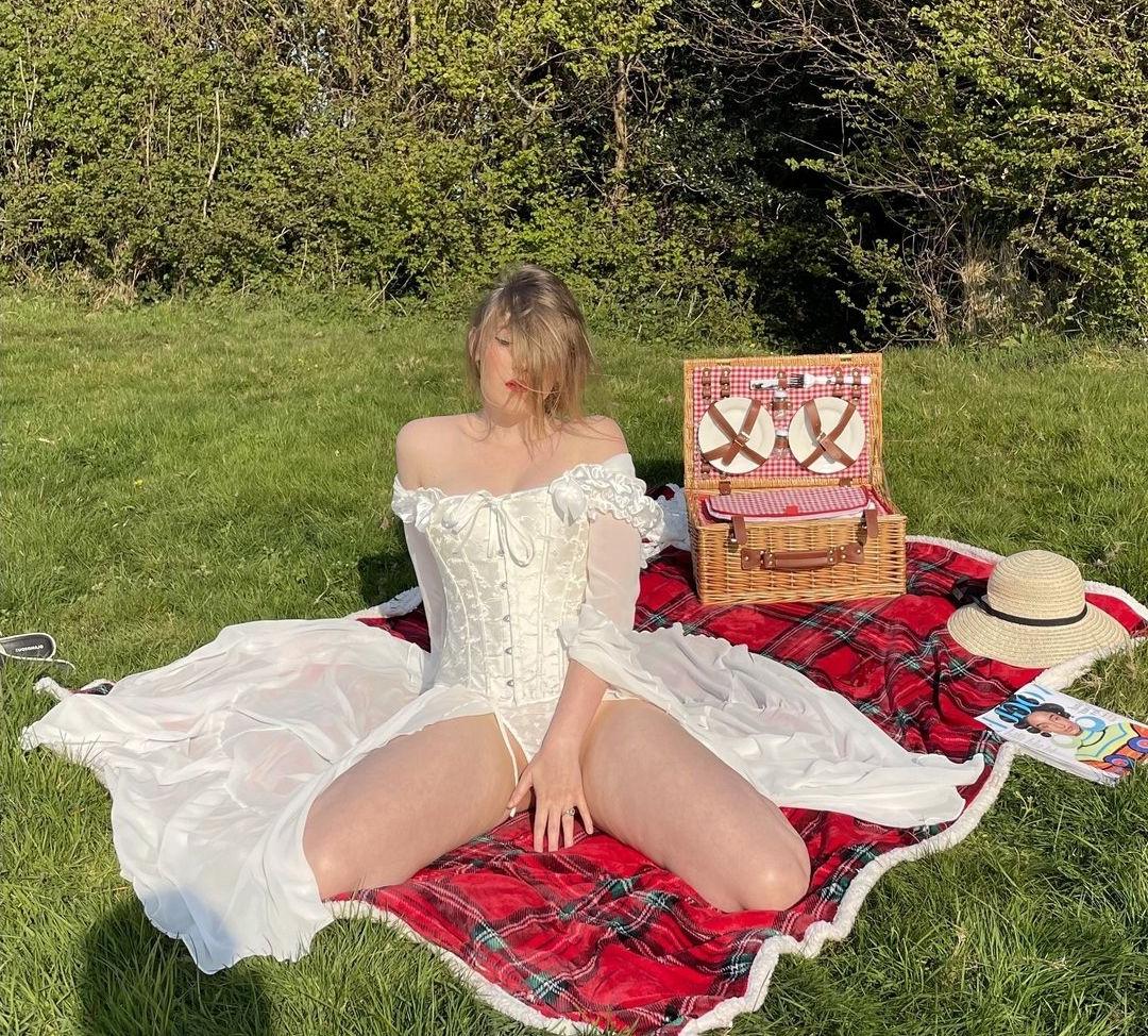 25P Amber Farndon nude