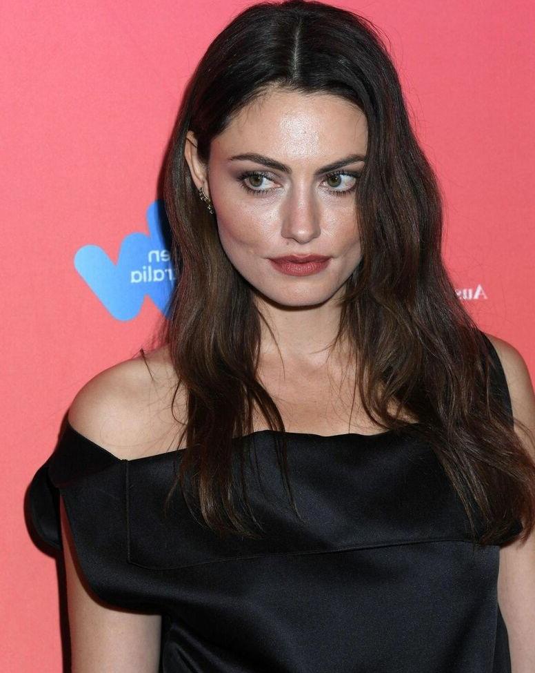 25P Phoebe Tonkin nude