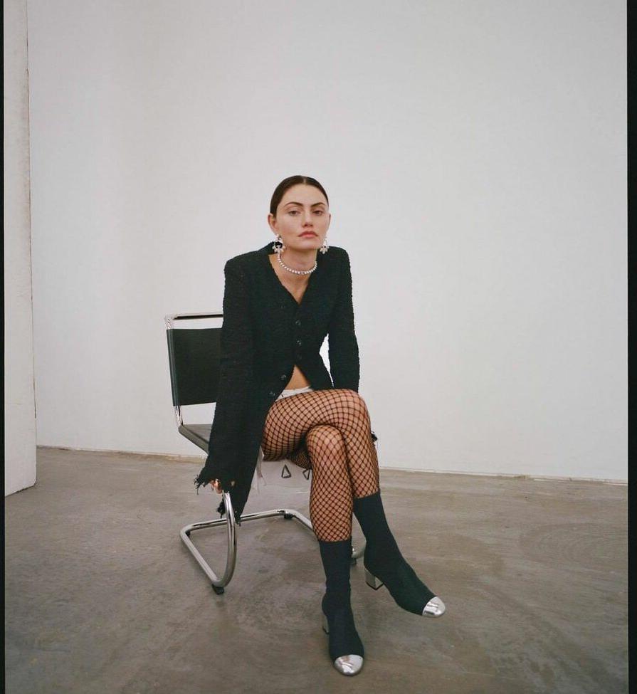 25P Phoebe Tonkin nude