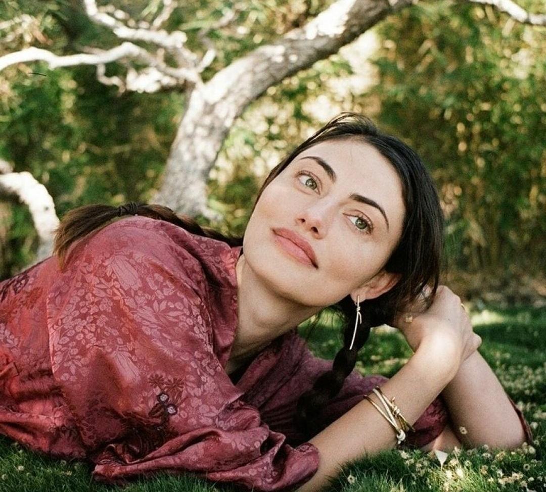 25P Phoebe Tonkin nude