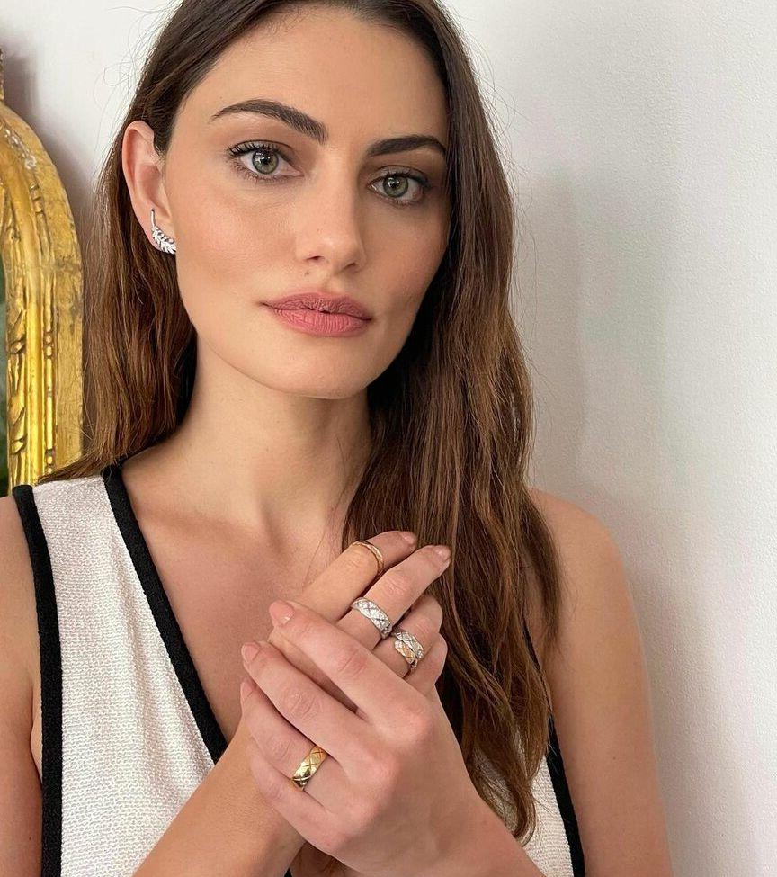 25P Phoebe Tonkin nude